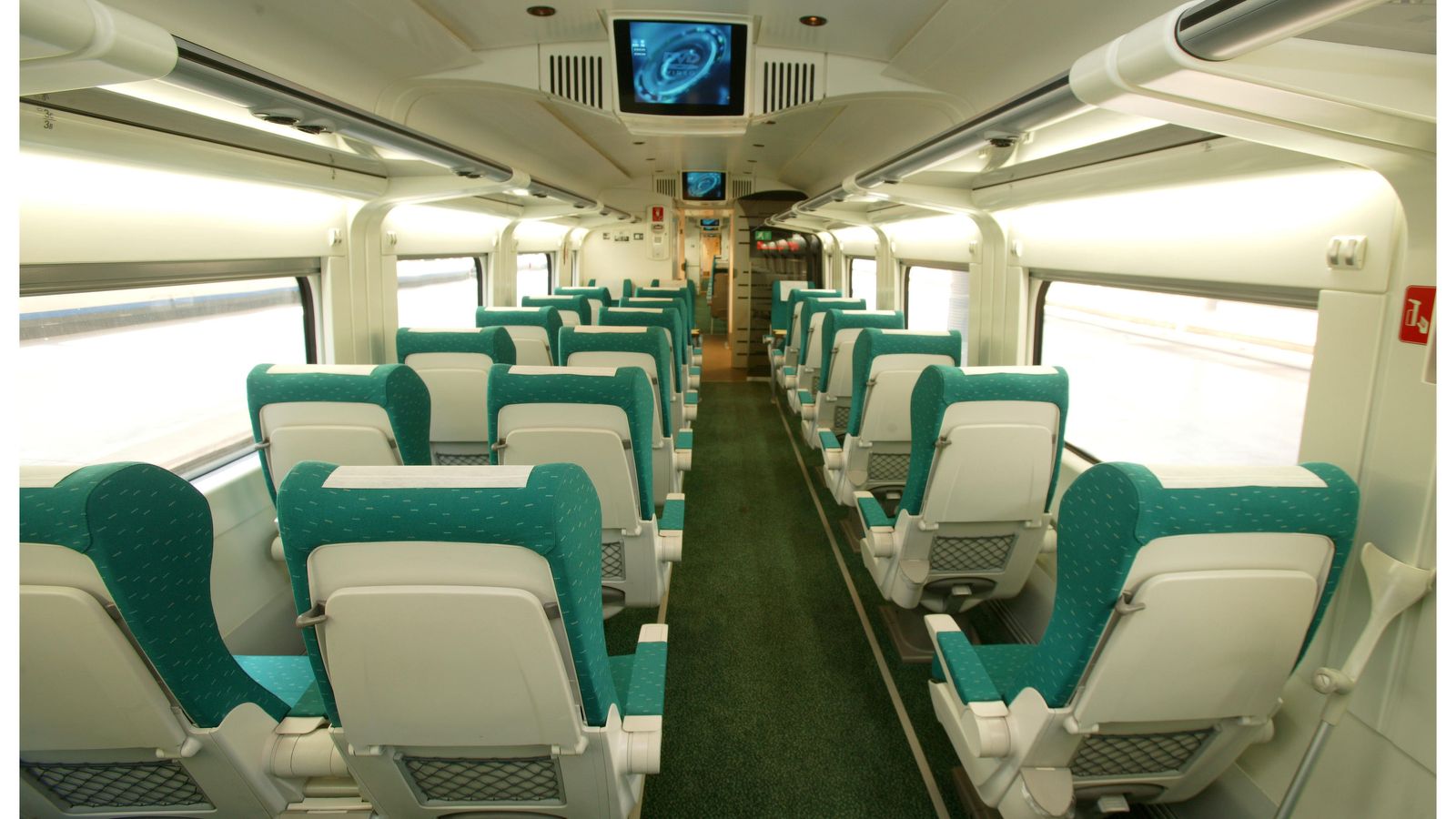 Interior de un vagón de tren de alta velocidad.