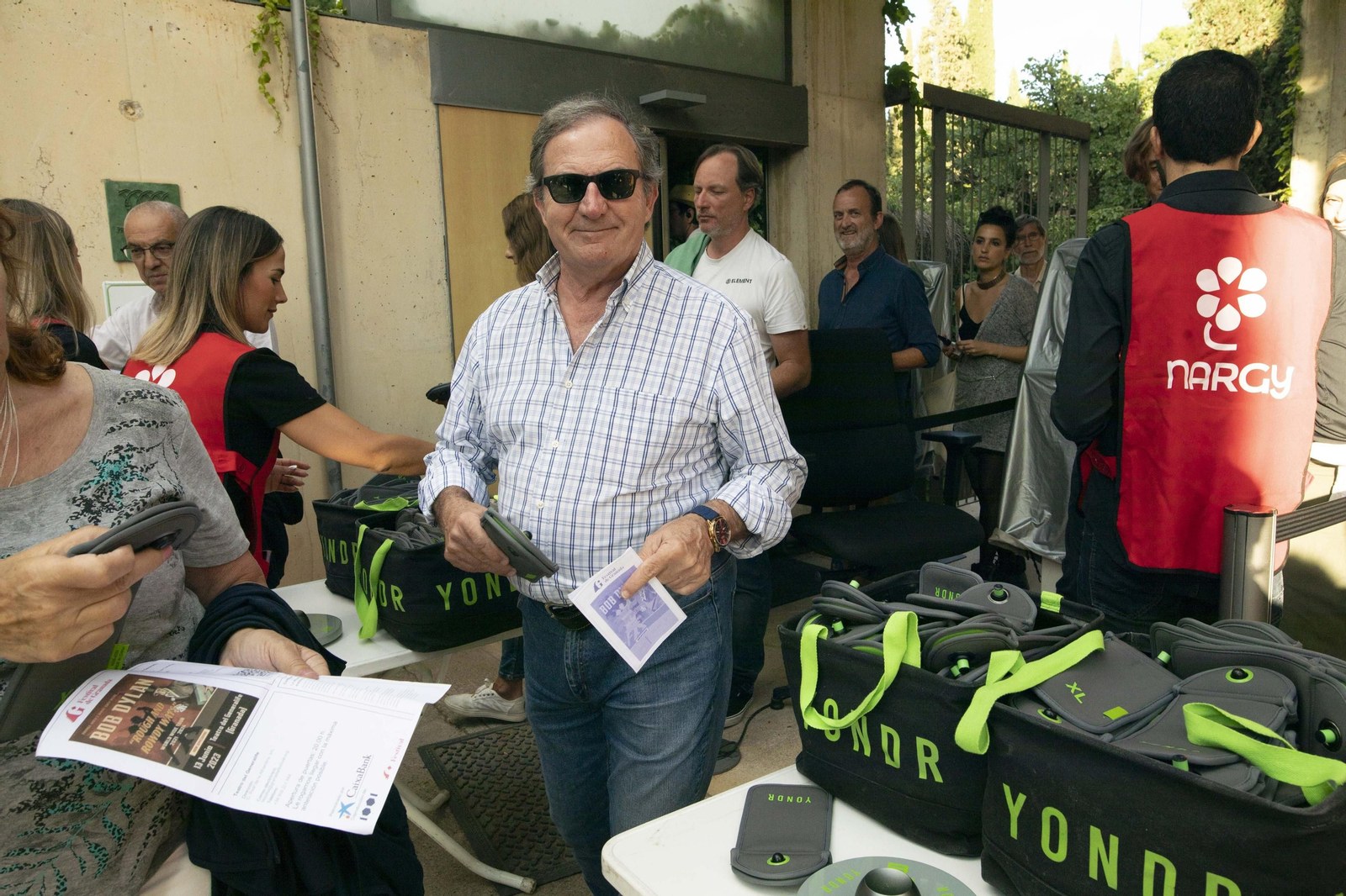 Ambiente festivo antes del concierto de Bob Dylan en Granada, en imágenes