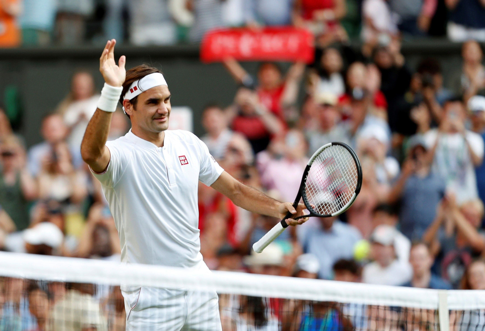 Roger Federer celebra su victoria ante Jan-Lennard Struff en la pista central de Wimbledon.