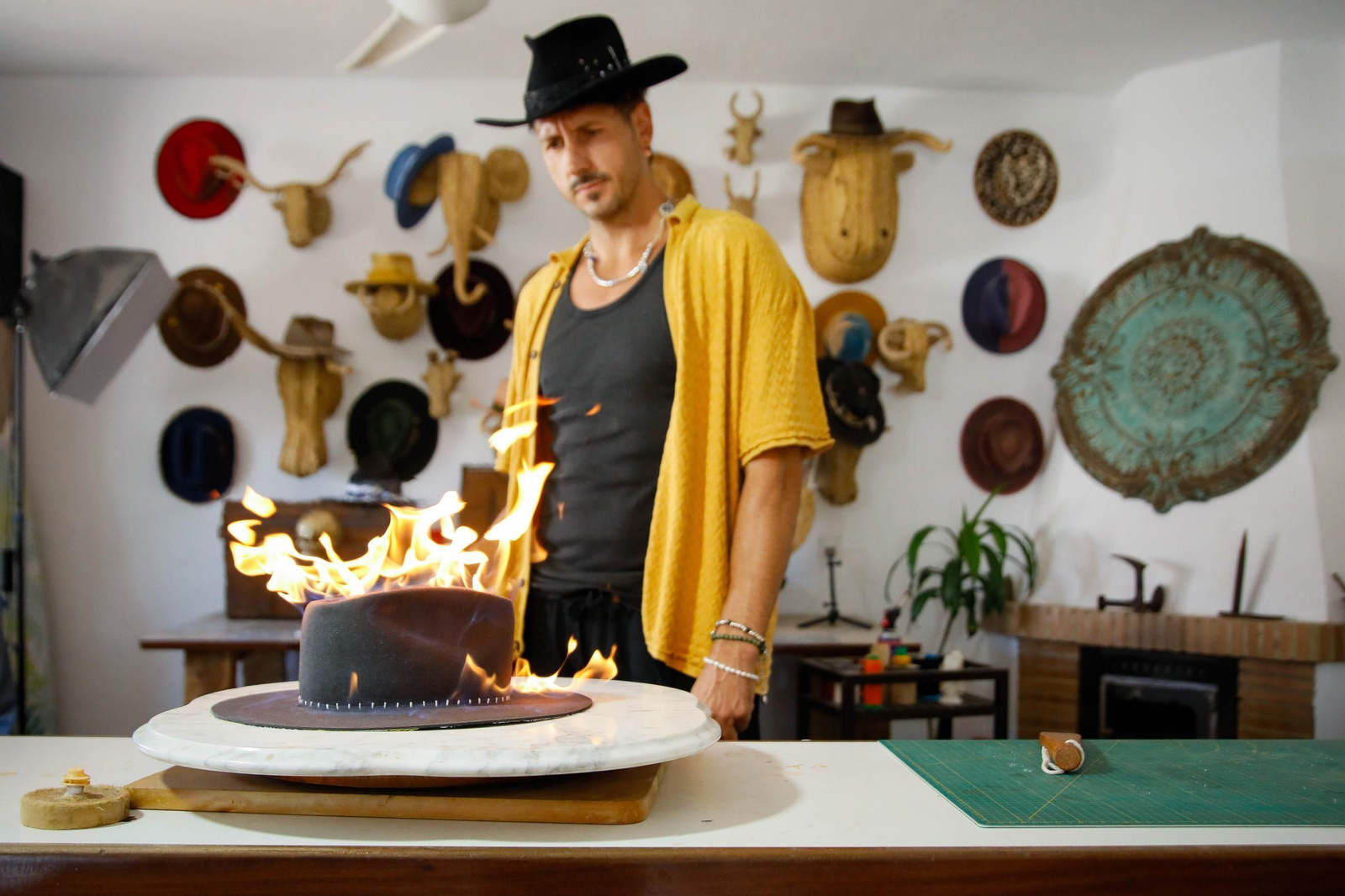 Imágenes del proceso creativo en sombreros de Alejandro Mateo