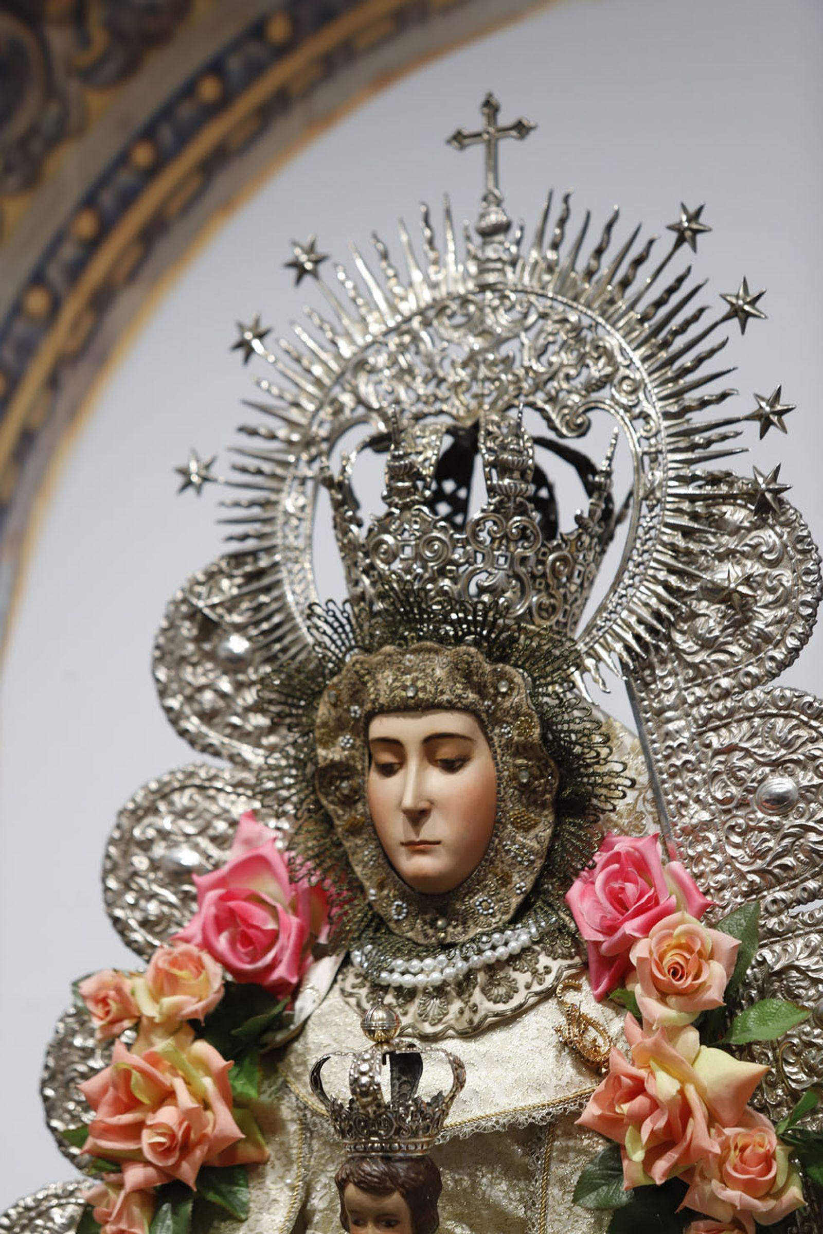 Imágenes de la inauguración de la exposición Regina Roris en la sala de la Fundación Cajasol 'El Comercial'