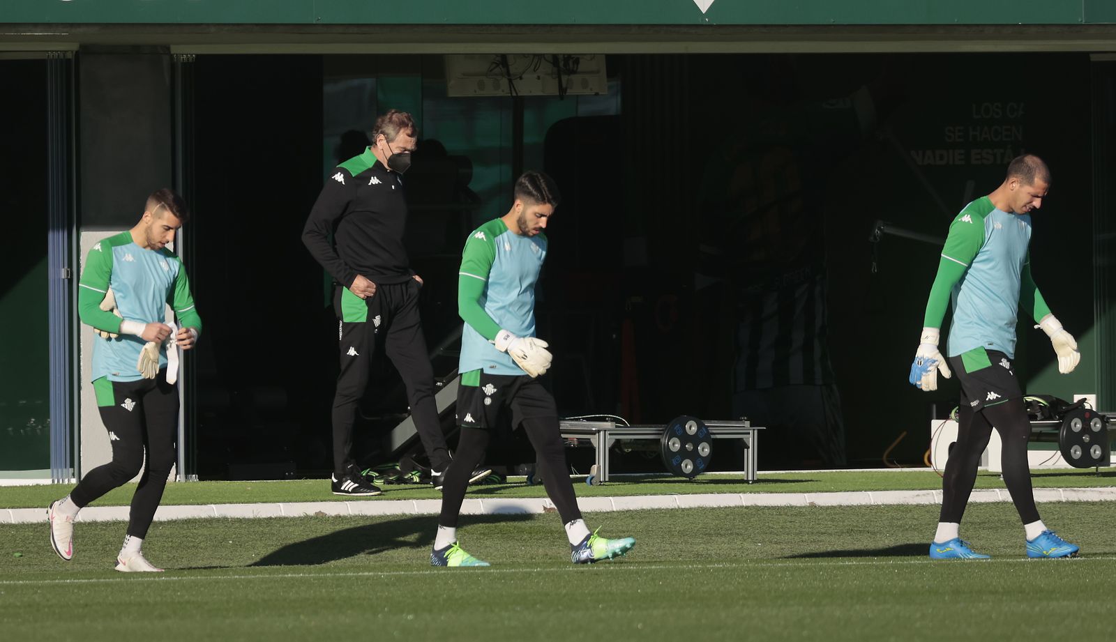 Rui Silva, entre Dani Rebollo y Joel Robles.