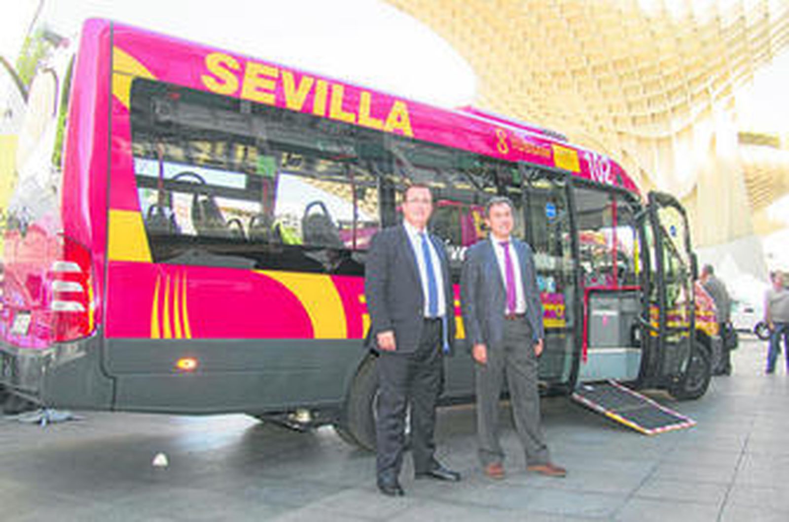 El delegado Cabrera y el gerente de Tussam Francisco Arteaga, ante los nuevos microbuses con rampa accesible y más capacidad del circular C5.