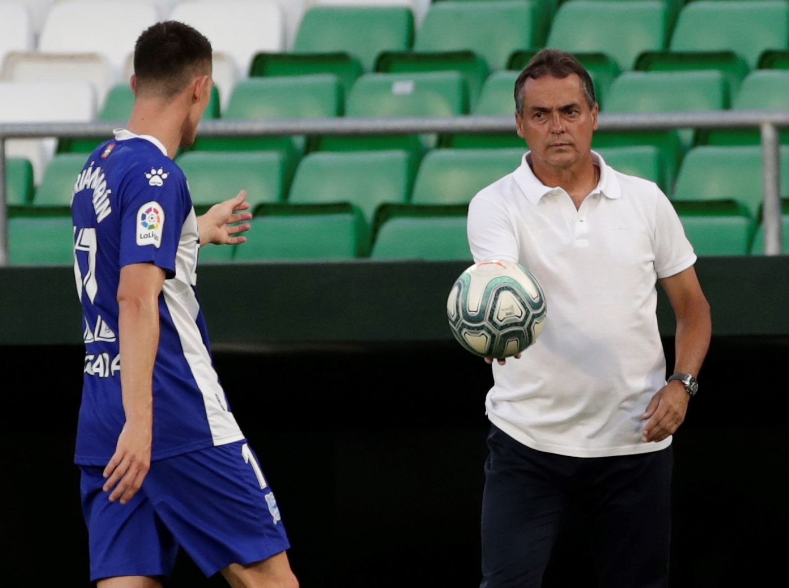 Alexis le deja el balón a un jugador del Alavés.