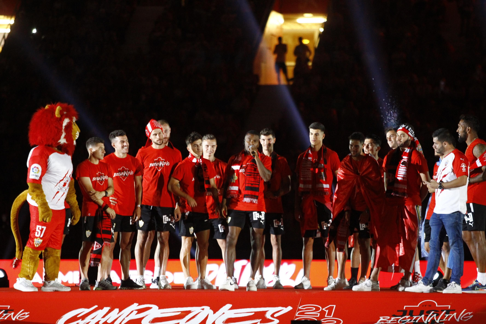 Las imágenes de la fiesta del ascenso de la U.D. Almería en el Estadio Mediterráneo.