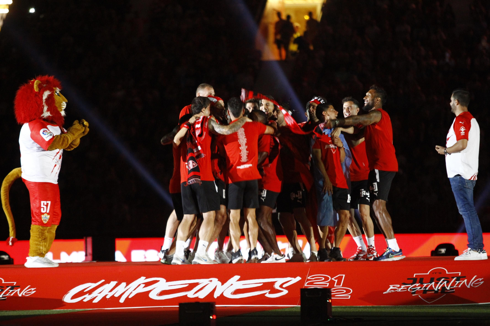 Las imágenes de la fiesta del ascenso de la U.D. Almería en el Estadio Mediterráneo.