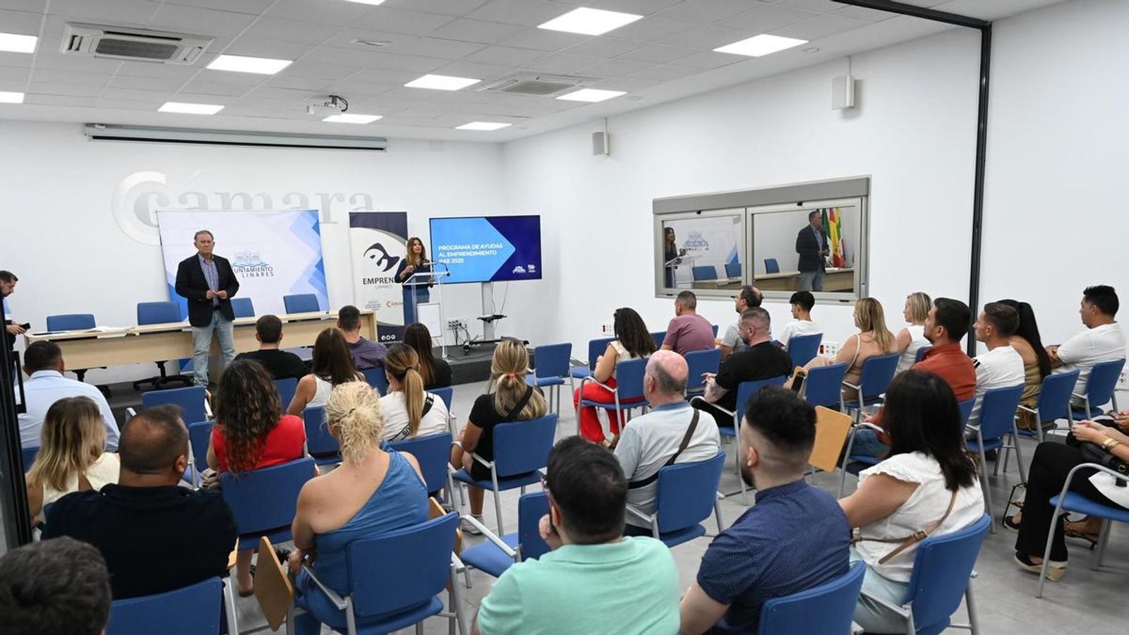 La alcaldesa, Auxi del Olmo, participa en la entrega de resoluciones.