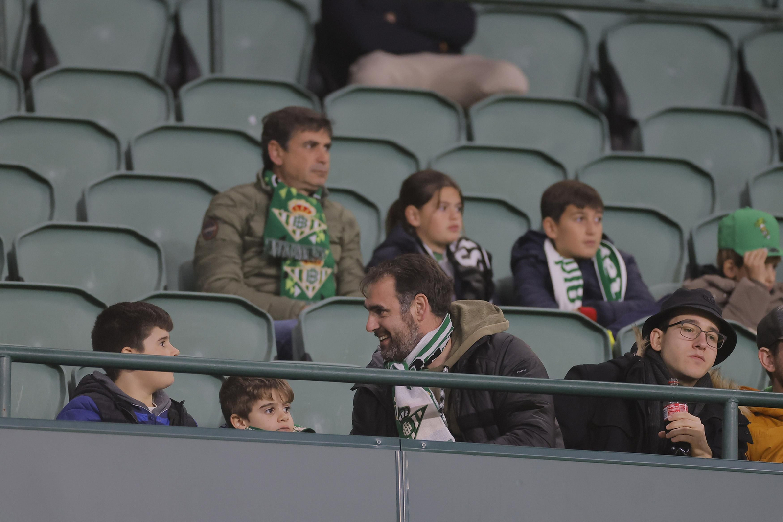 Búscate en las fotos del Betis-Girona