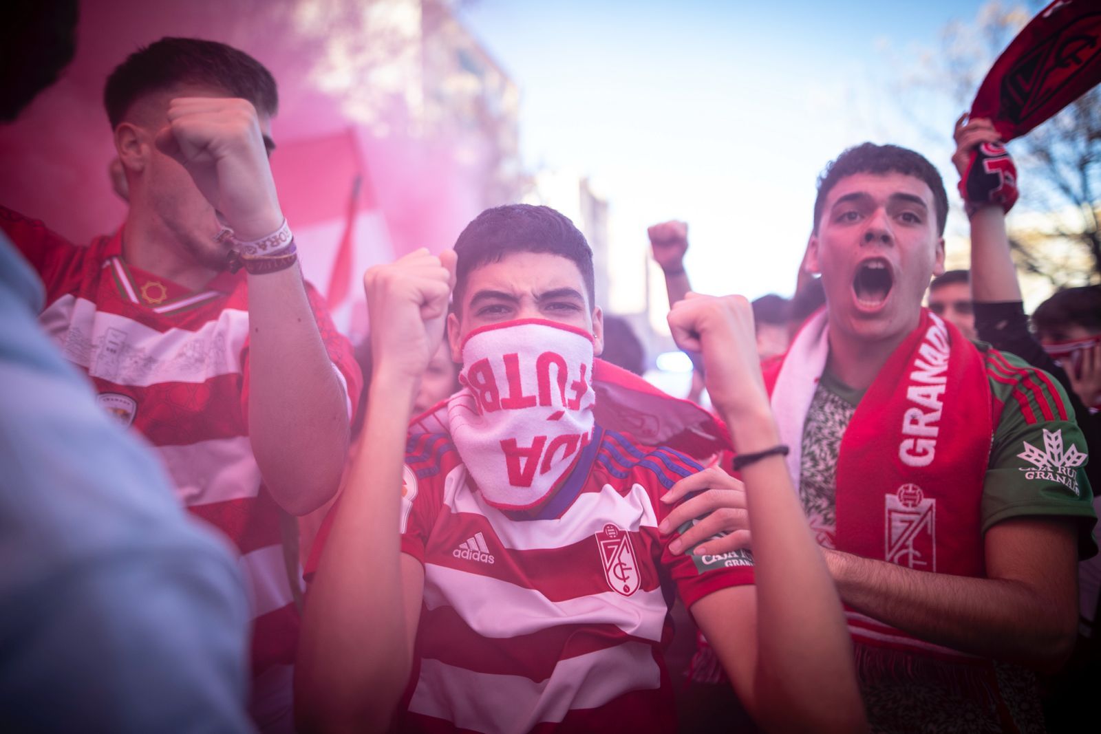 Encuéntrate en el recibimiento al Granada y en la grada de Los Cármenes