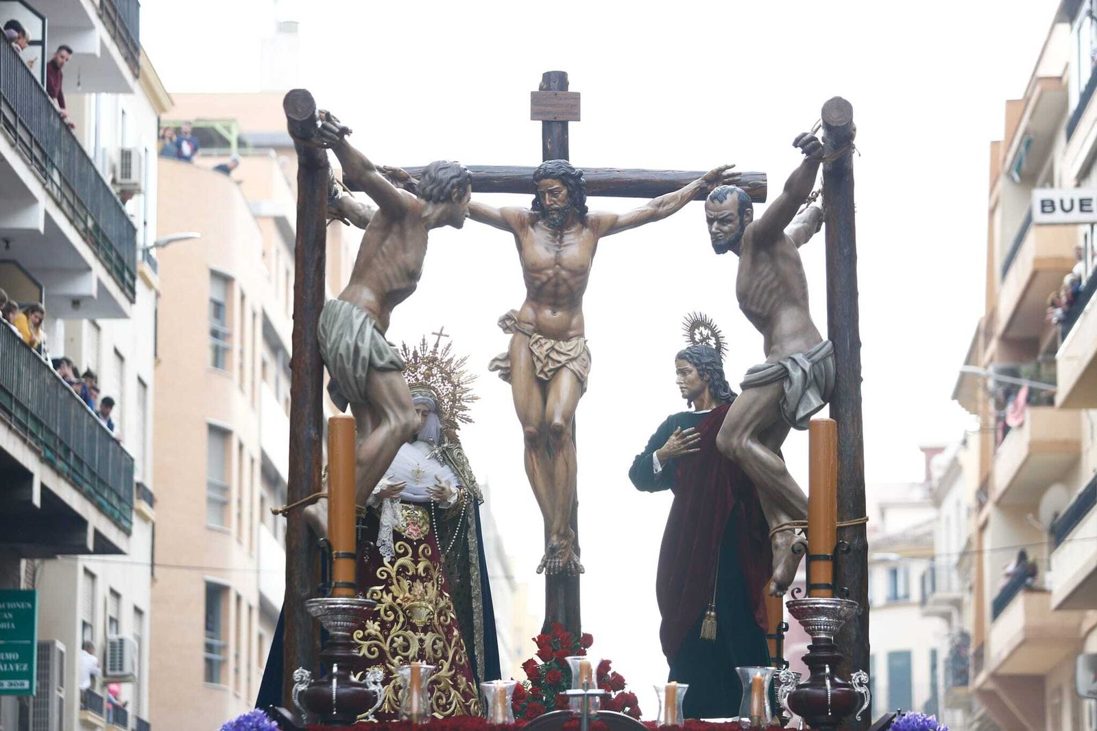 El Santísimo Cristo del Perdón, a su paso por calle Mármoles
