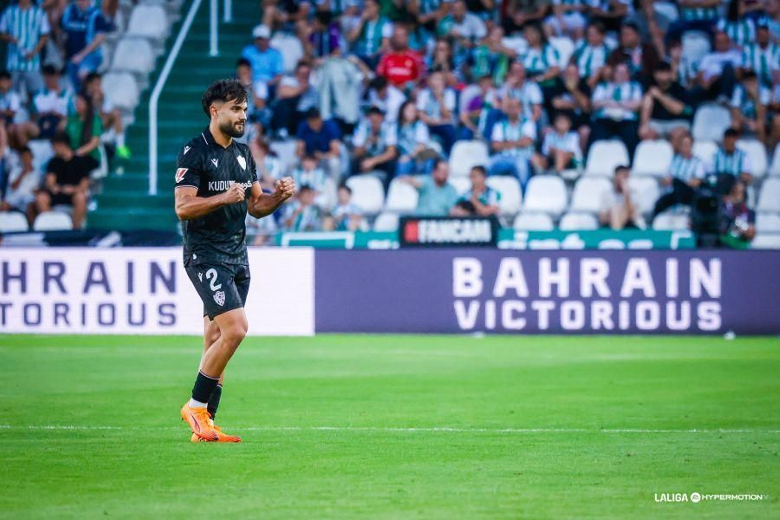 Arnau Puigmal celebra el primer tanto del encuentro.