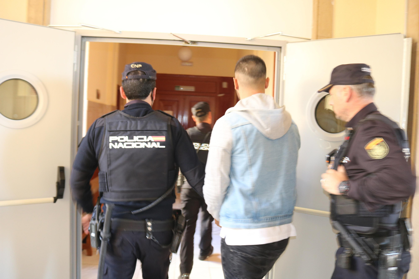 El acusado, conducido por dos agentes de la Policía Nacional hasta la sala de vistas de la Sección Tercera de la Audiencia Provincial. El acusado, conducido por dos agentes de la Policía Nacional hasta la sala de vistas de la Sección Tercera de la Audiencia Provincial.