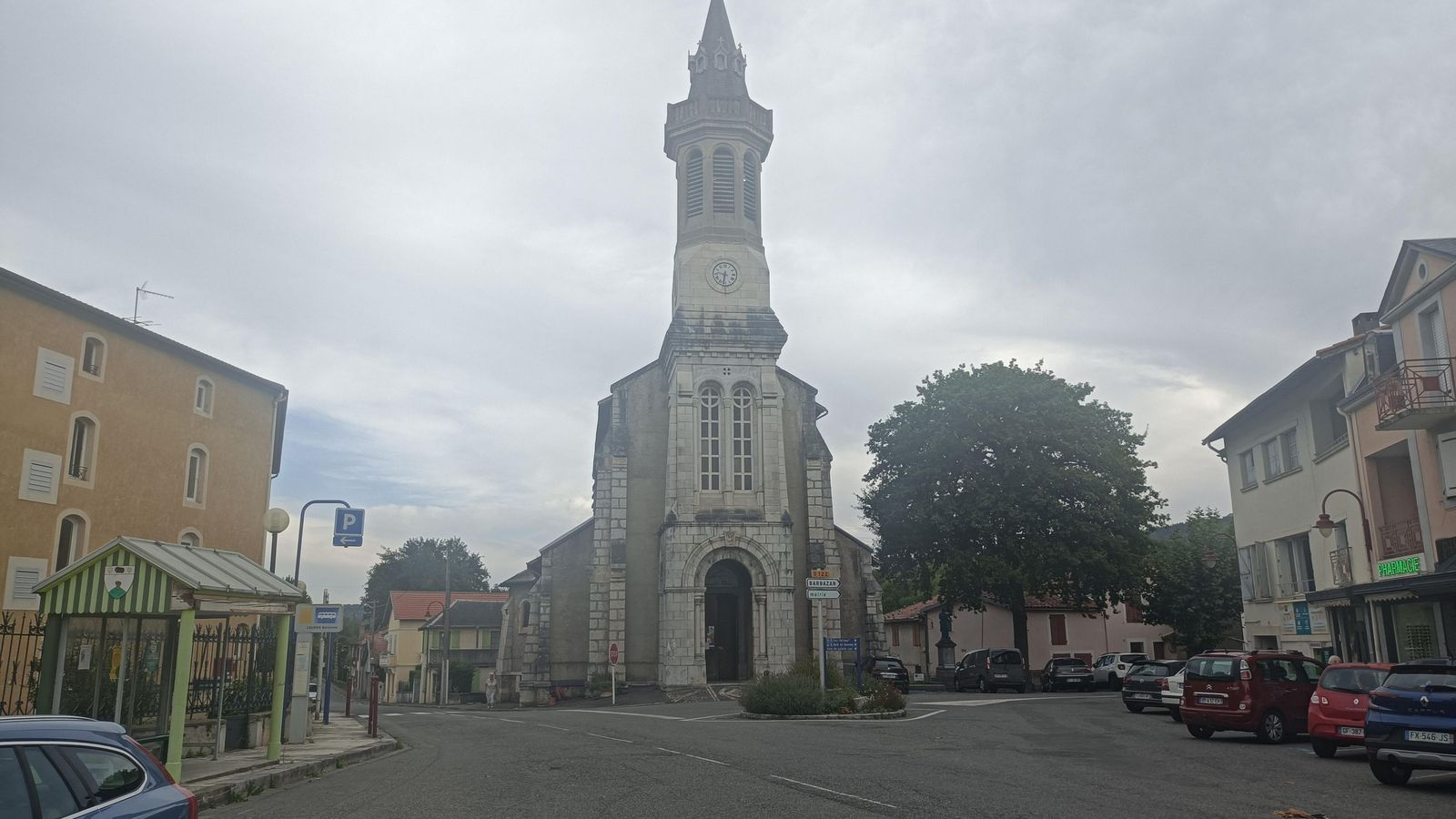 La iglesia de Saint Roch, en Loures-Barousse. El camino va por la calle que comienza junto al árbol.