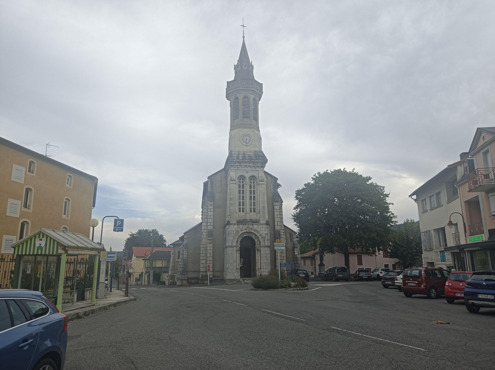 La iglesia de Saint Roch, en Loures-Barouse. El camino va por la calle que comienza junto al árbol.