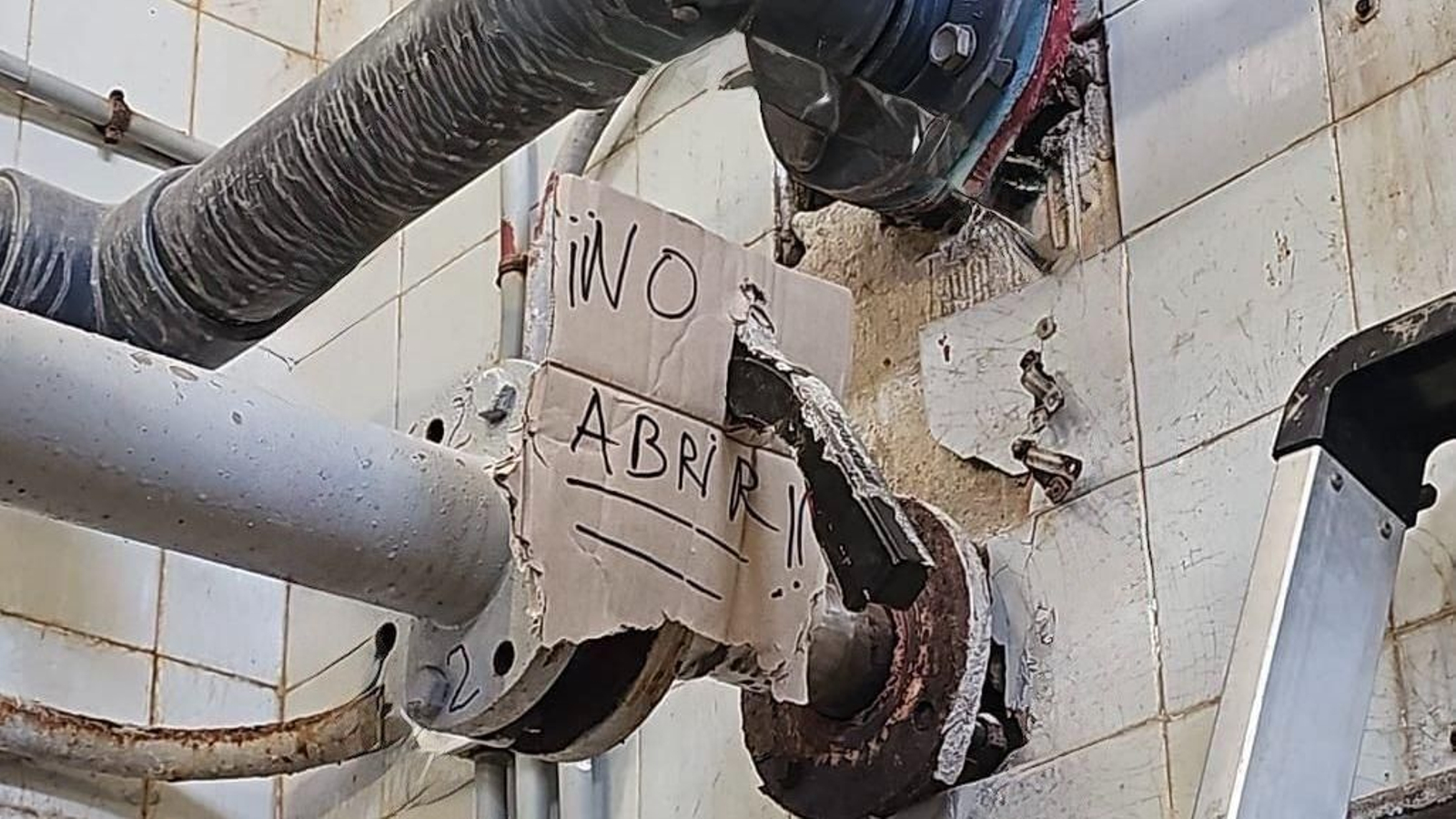 Imagen difundida por CCOO de parte de la instalación de agua del Hospital de Jerez.