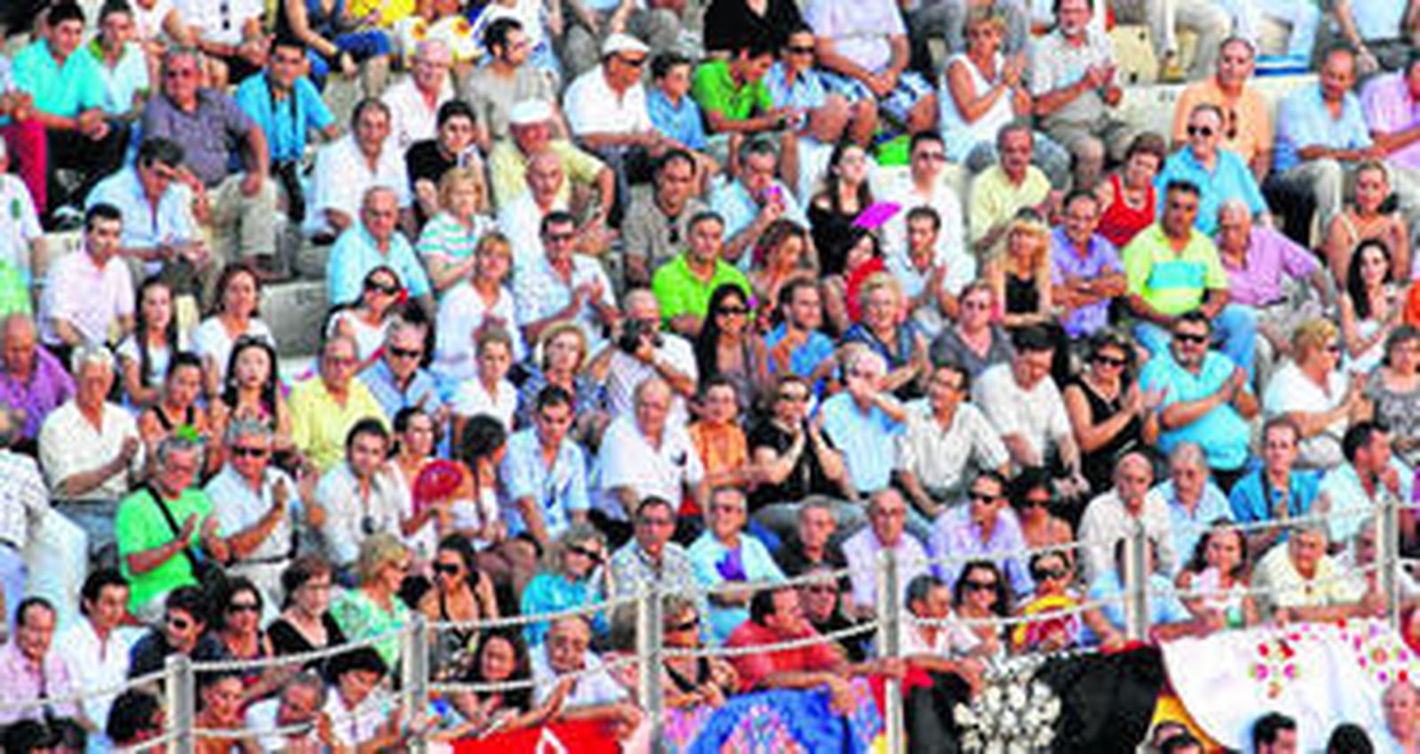 Aspecto que ofreció ayer el tendido 3 en el que presenciaron el festejo, entre otros, el torero Ruiz Manuel, el taurino Juan Manuel Pérez Company o el abogado Luis Durbán.