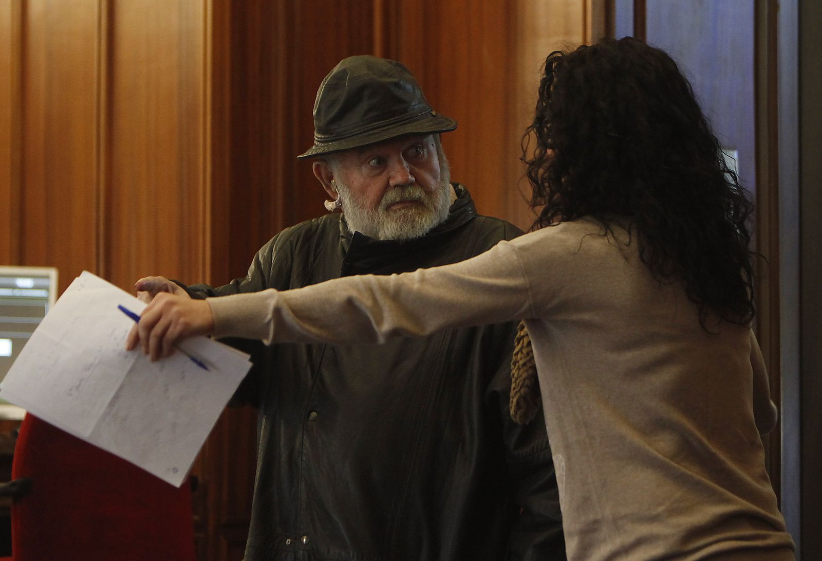 El dueño de Larena 98, Antonio Pardal, recibe indicaciones de una funcionaria judicial para subir al estrado a declarar.