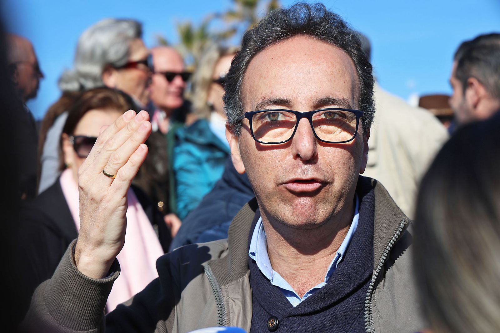 Fotografías de la concentración de los vecinos de Matalascañas tras los destrozos del paseo marítimo