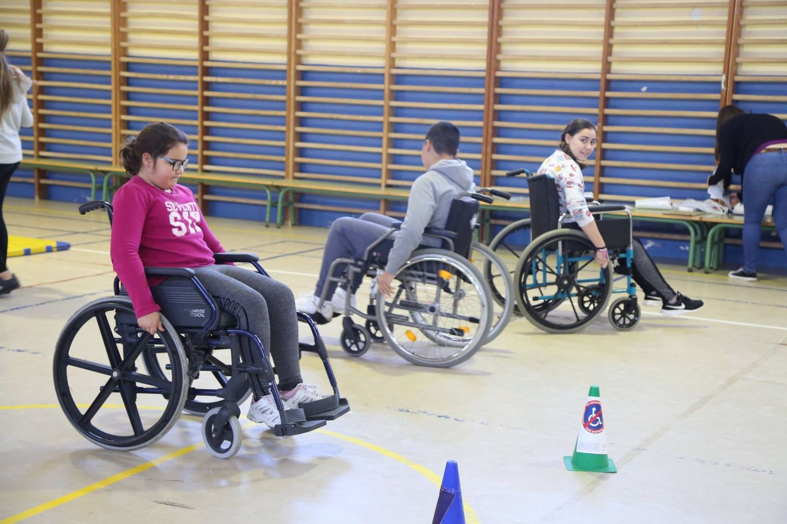 Alumnos de la localidad participando en este programa de sensibilización.