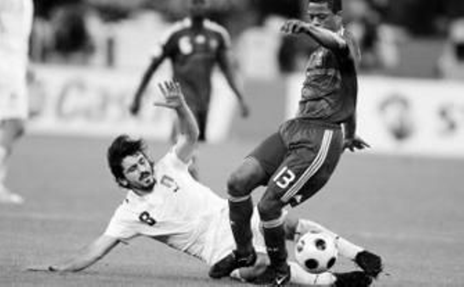 El italiano Gattuso realiza una fuerte entrada sobre Evra.