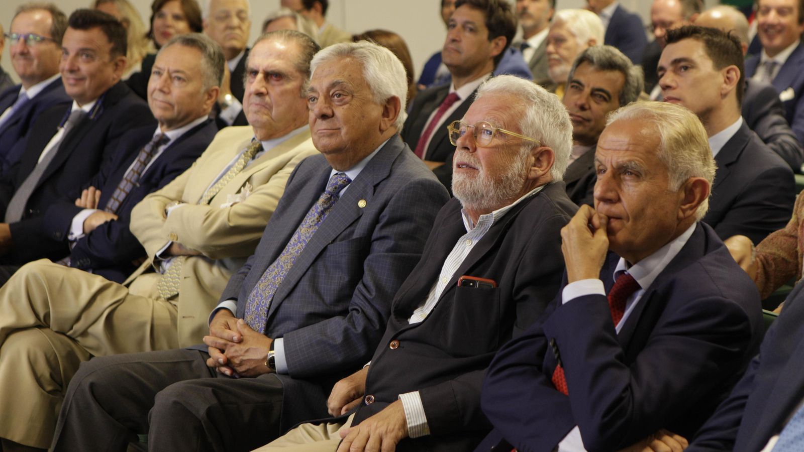 El salón de actos de la sede de la Fundación Caja Rural del Sur en Sevilla se llenó en el primer Desayuno Coloquio de Grupo Joly del nuevo curso.