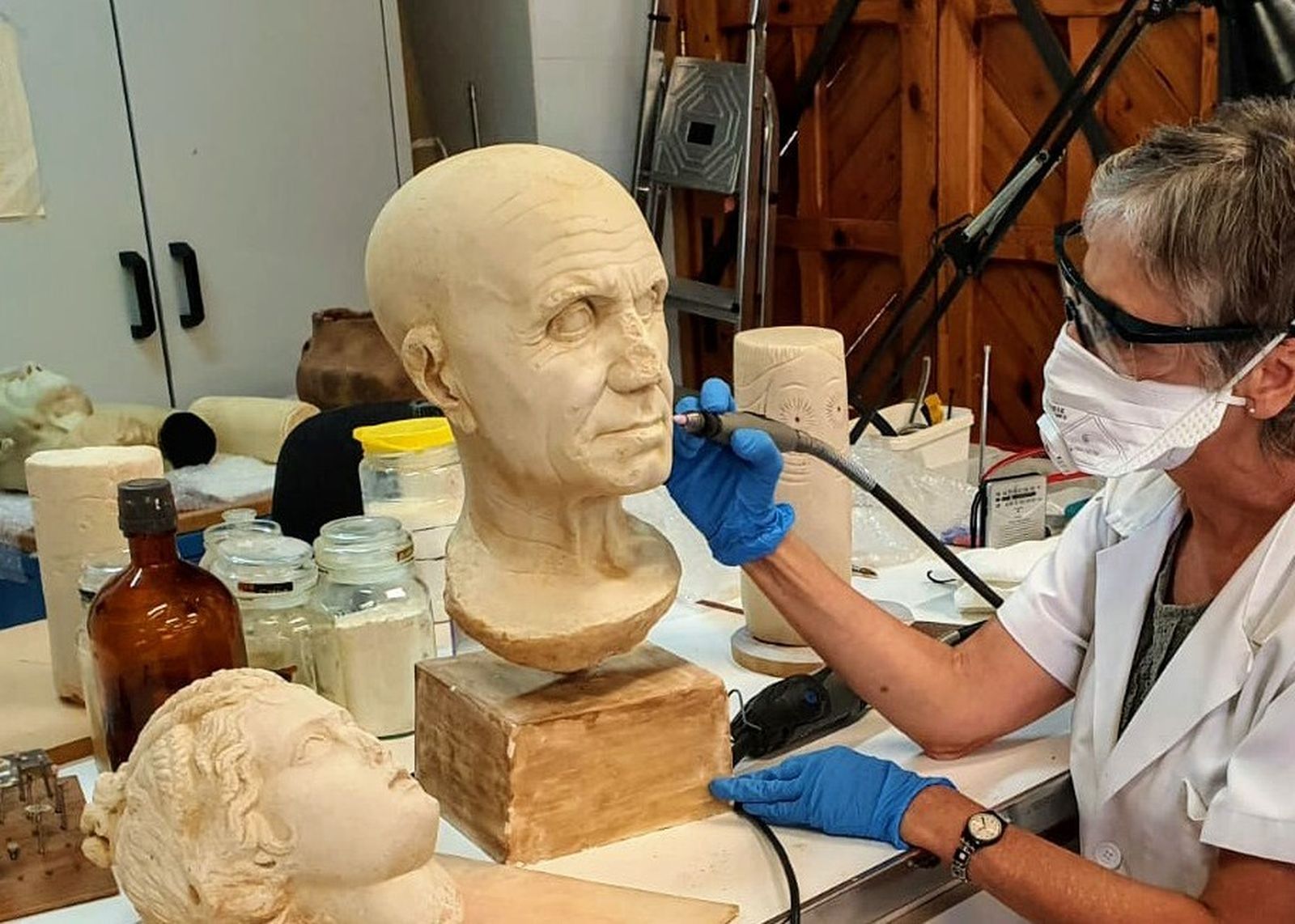 Carmen Martín Mochales realiza la reproducción de una de las piezas del Museo.