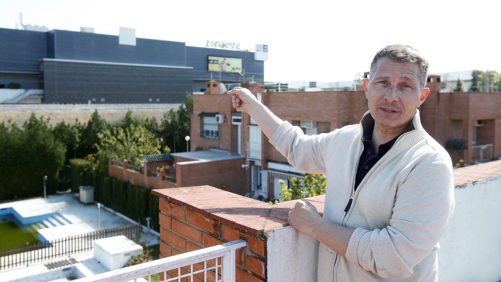 Thierry Vogel en la azotea de su vivienda