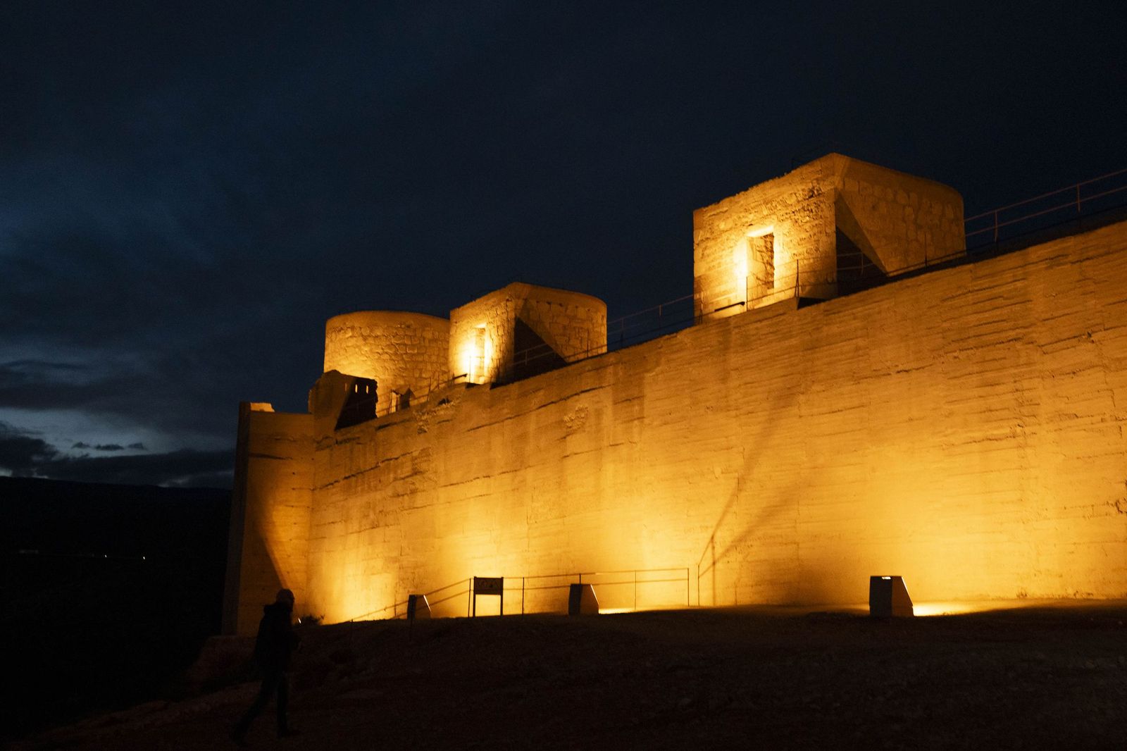 Las murallas del Cerro de San Cristóbal se encienden para iluminar Almería