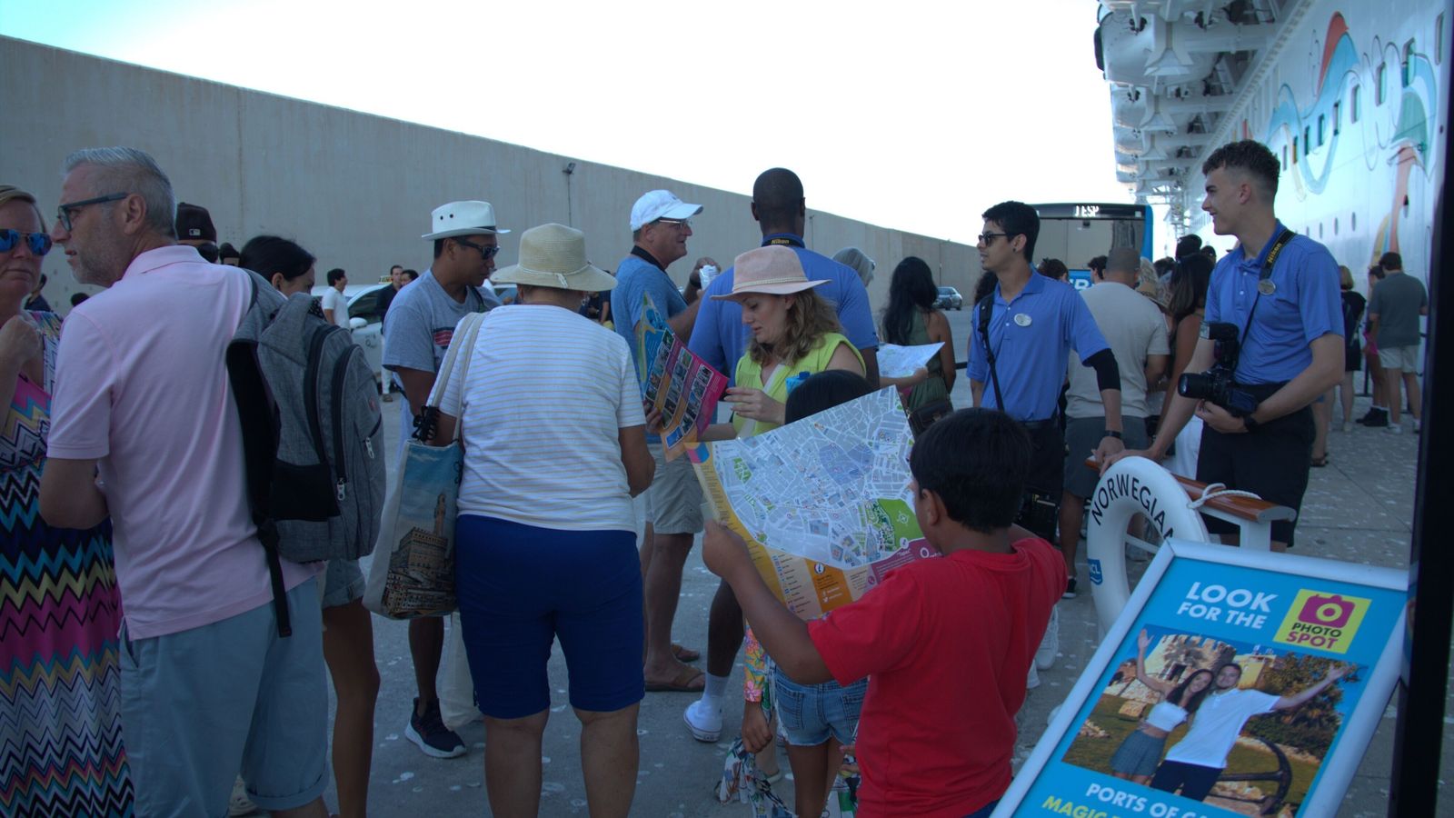 Imagen de archivo de un grupo de cruceristas a su llegada al Puerto de Motril