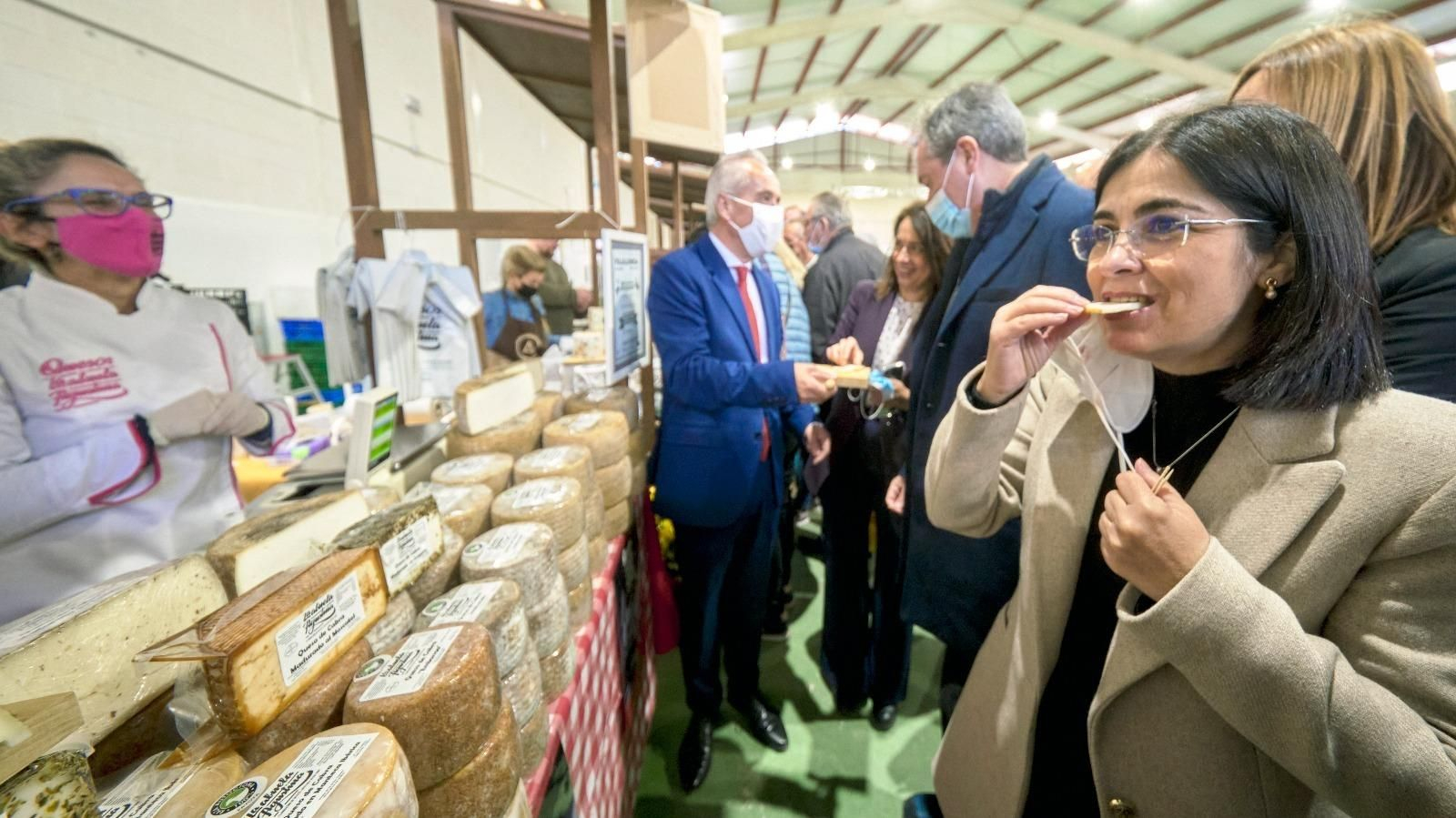 La ministra Carolina Darias, degustando un  queso este sábado en la Feria de Villaluenga.
