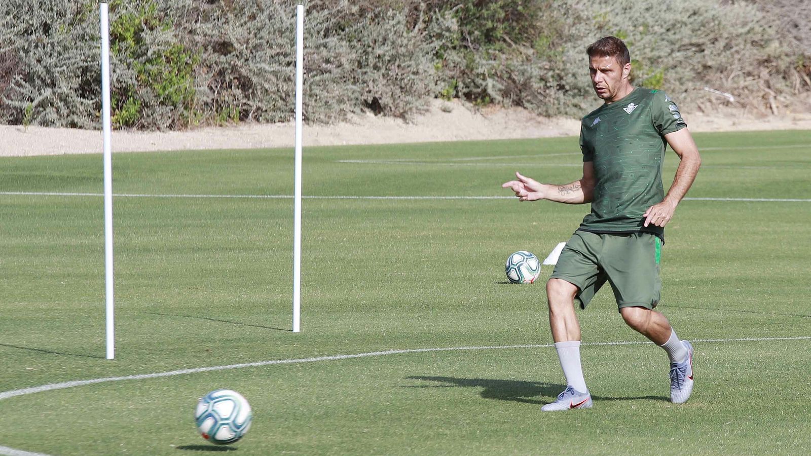 Joaquín da un pase durante un ejercicio del entrenamiento matinal de ayer.