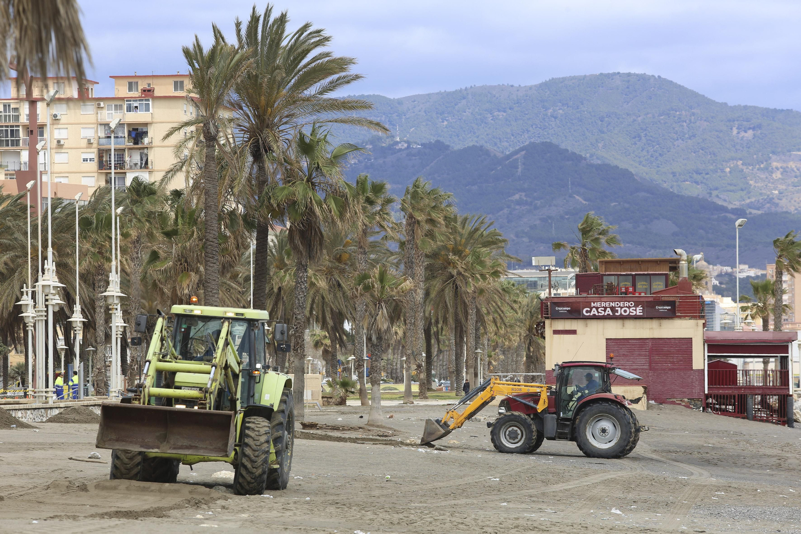 Las fotos de los trabajos en los paseos marítimos y chiringuitos de Málaga para paliar los efectos del temporal