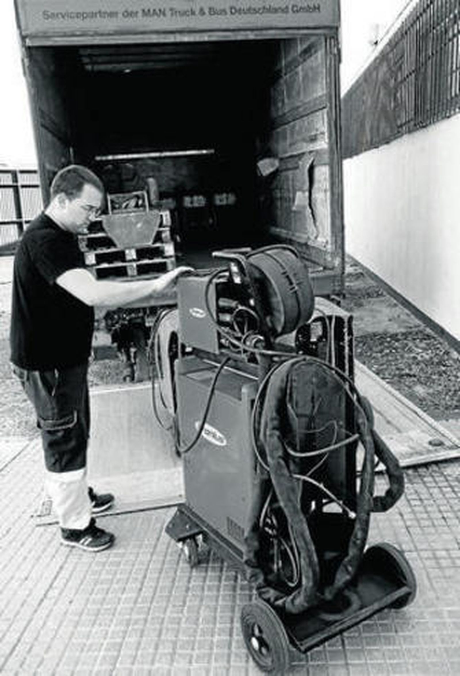 Un operario carga uno de los equipos de soldadura de Jerez trasladados.