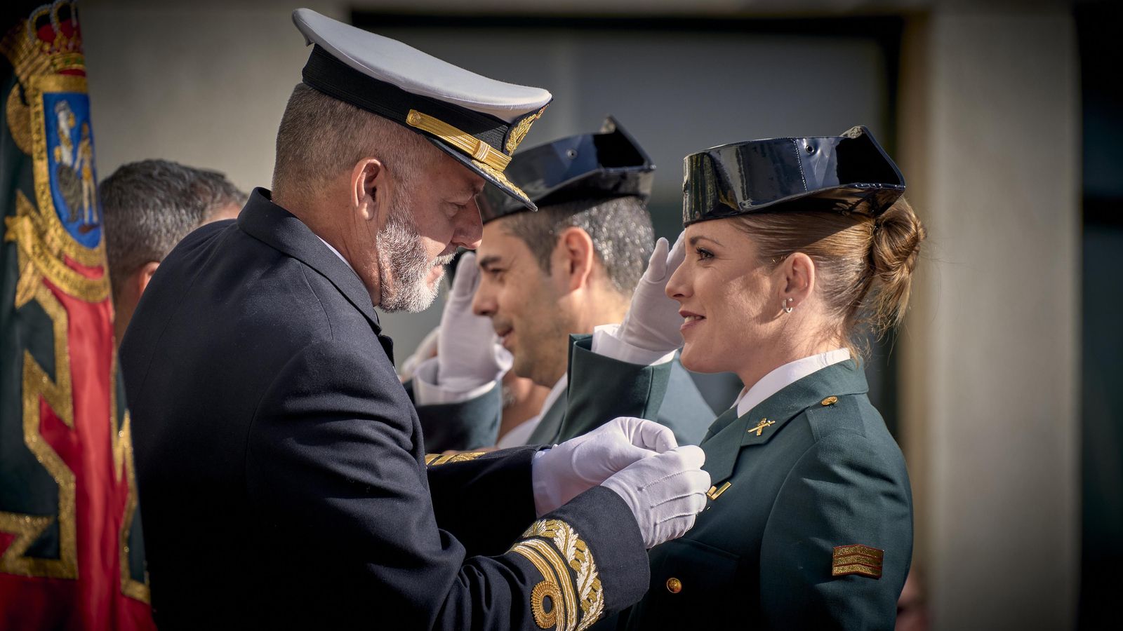 Una agente de la Benemérita recibe su condecoración durante el acto