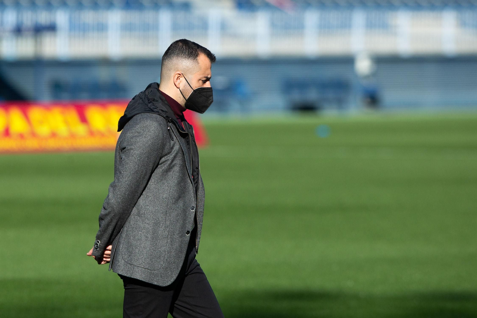 Diego Martínez pensativo en La Rosaleda.