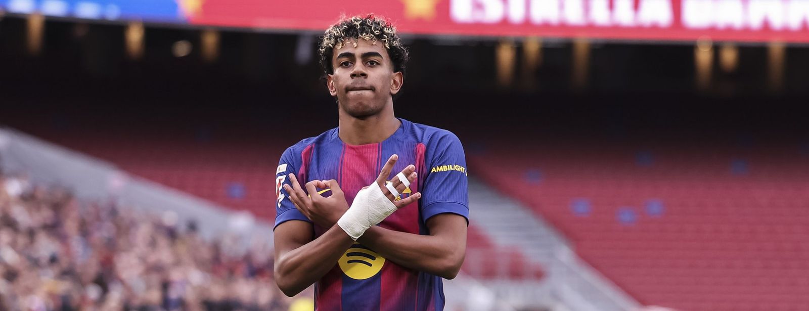 Lamine Yamal celebra uno de sus tres goles con un gesto característico.