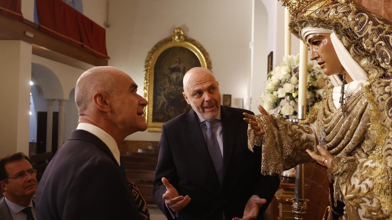 Antonio Muñoz y Sergio Sopeña ante la imagen de la Esperanza de Triana