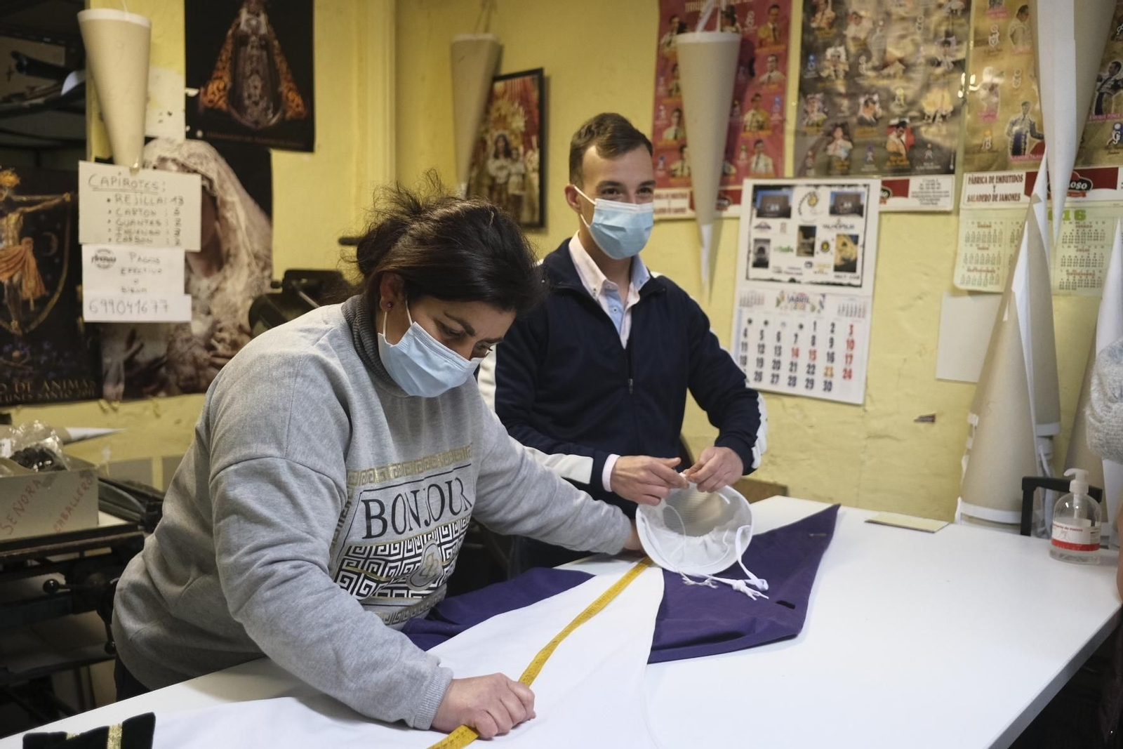 Las fotografías de la cuenta atrás para la Semana Santa en una tienda de capirotes de Córdoba