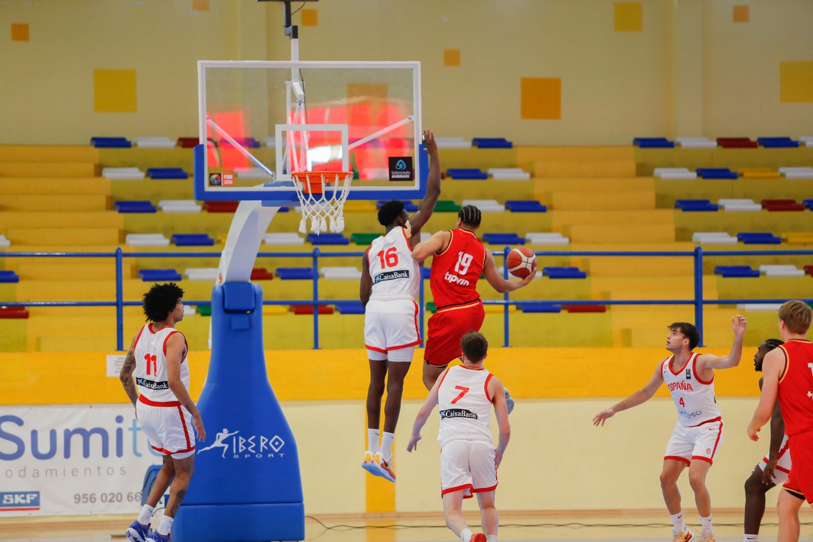 Las fotos de la primera jornada del torneo Internacional U20 de baloncesto de La Línea