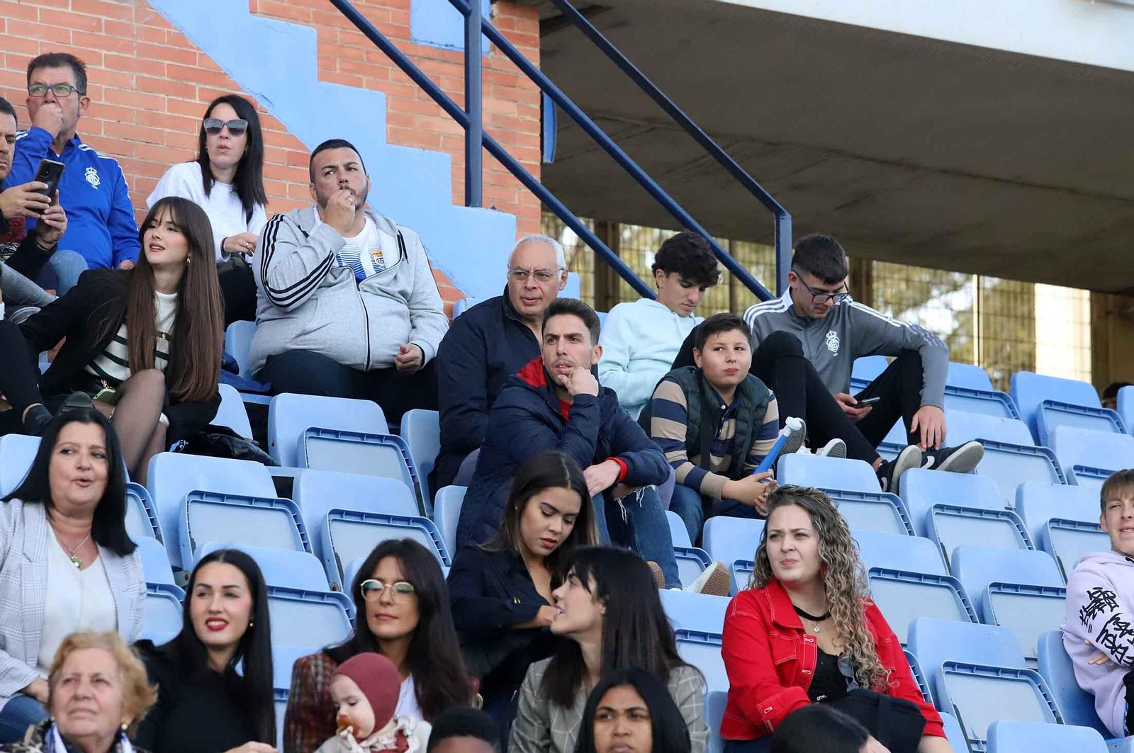 Imágenes del ambiente en las gradas del Nuevo Colombino