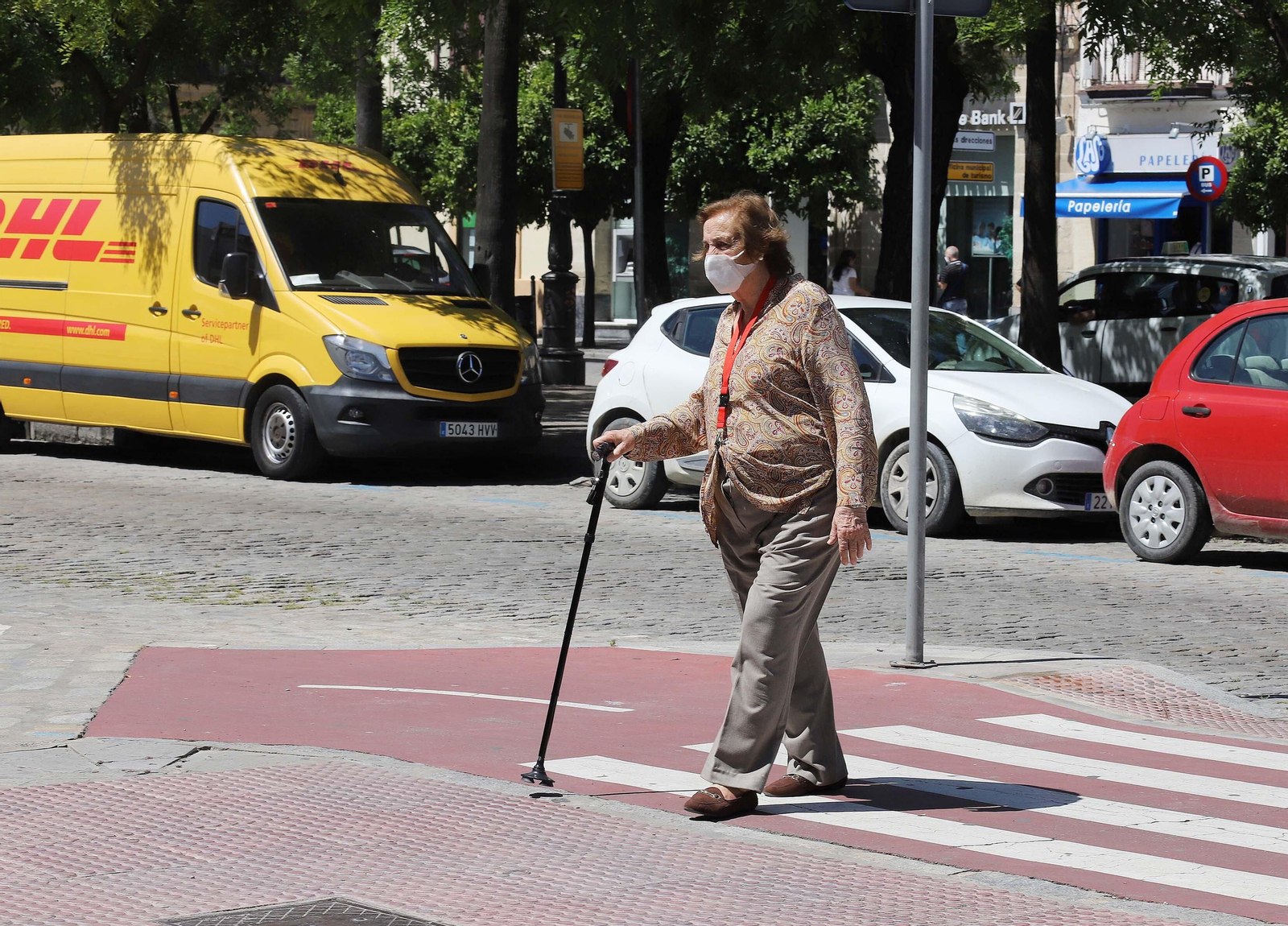 Teresa Rivero, paseando por la Alameda Cristina. Teresa Rivero, paseando por la Alameda Cristina.