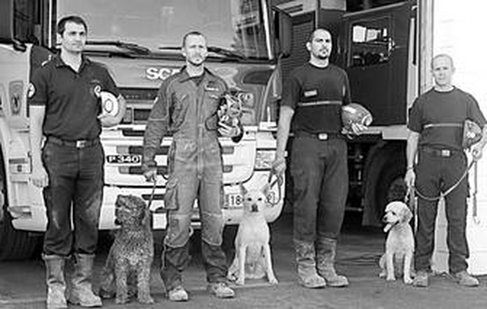 Los perros junto a sus guías en el Parque de Bomberos de El Ejido.