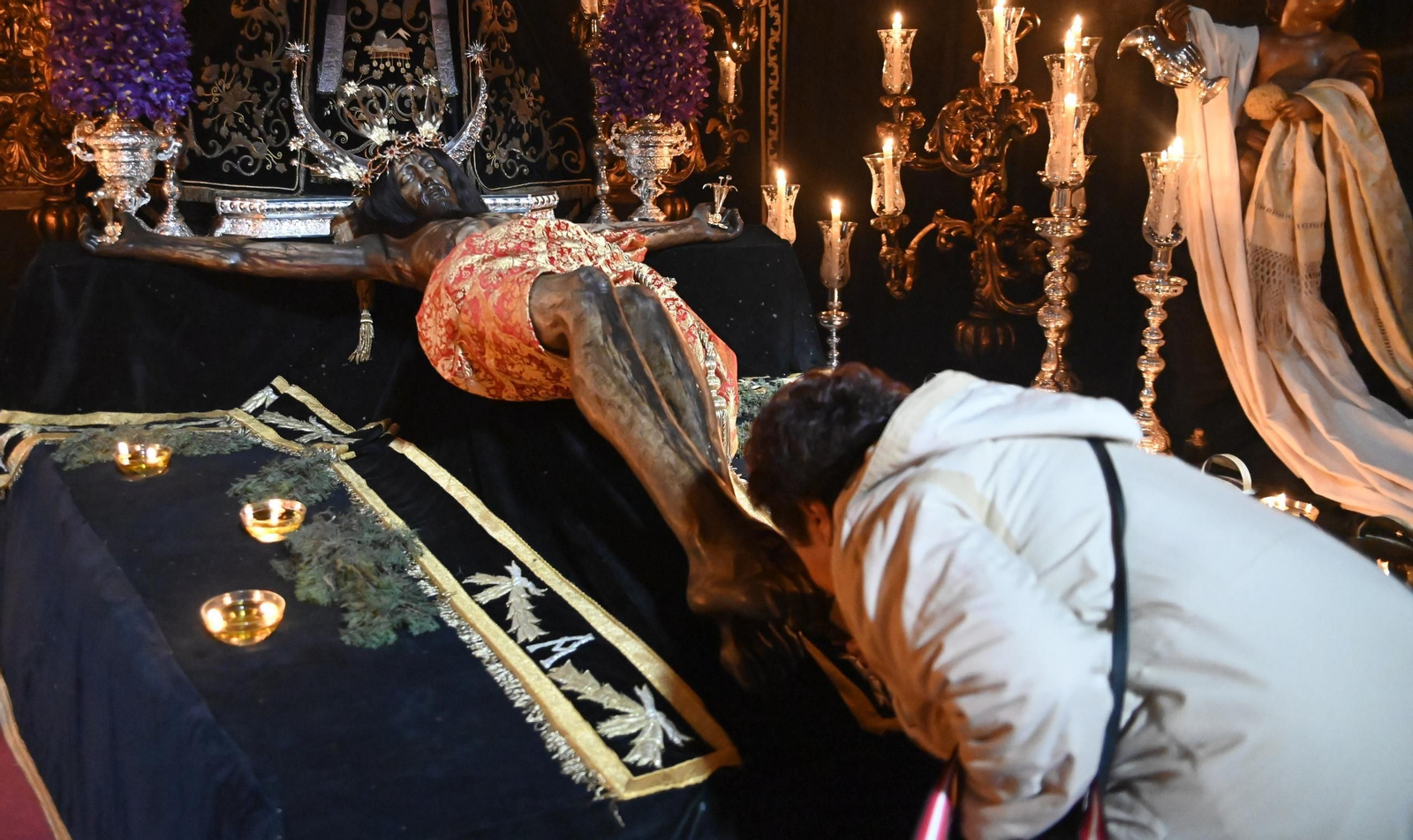 Las mejores fotos del besapiés al Cristo del Remedio de Ánimas de Córdoba