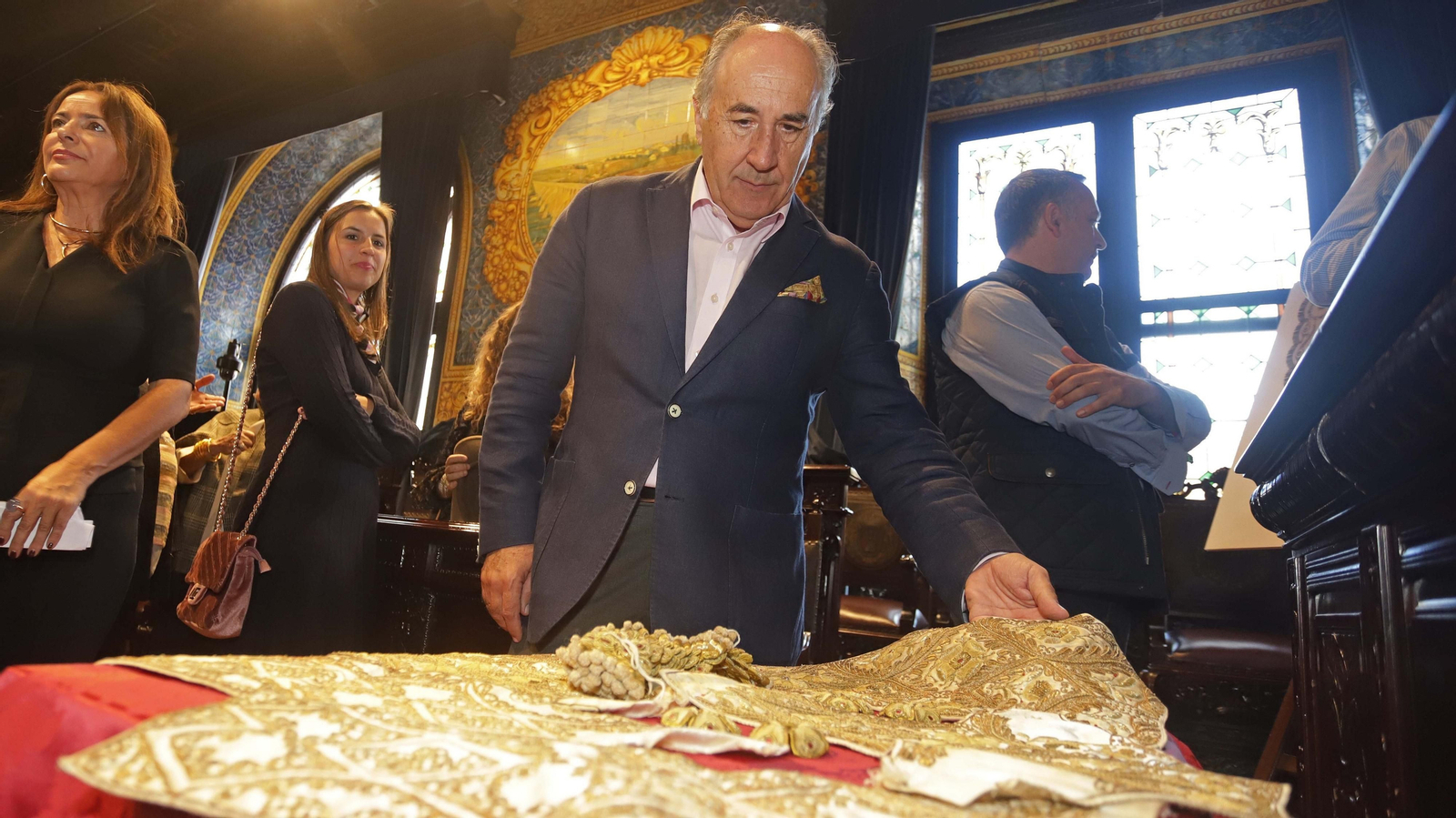 Fotos del traje donado por Miguelín a la Virgen de La Palma