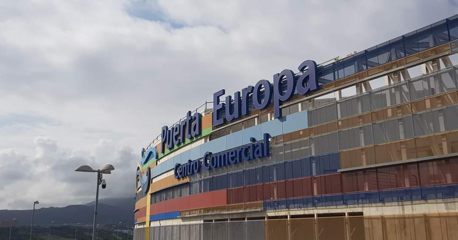 Exterior del centro comercial Puerta Europa, en Algeciras.