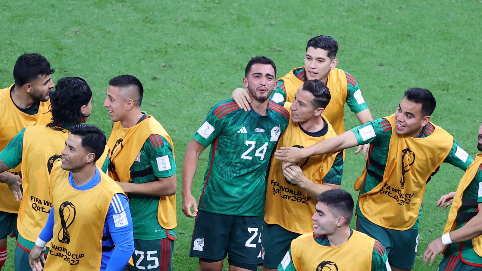 Guardado celebra el segundo tanto de México ante arabia Saudí con Luis Chávez.