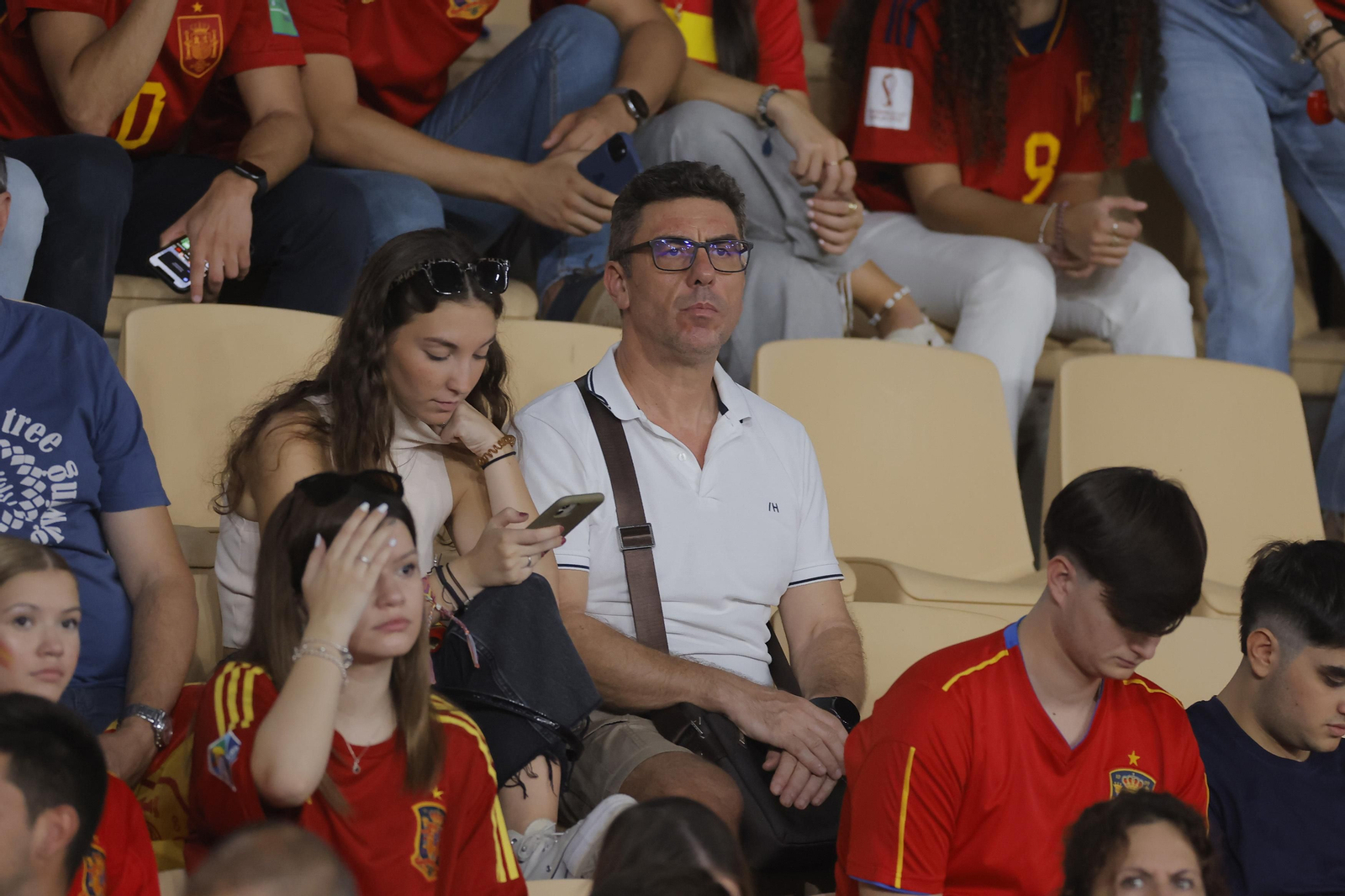 Búscate en las fotos del España-Escocia