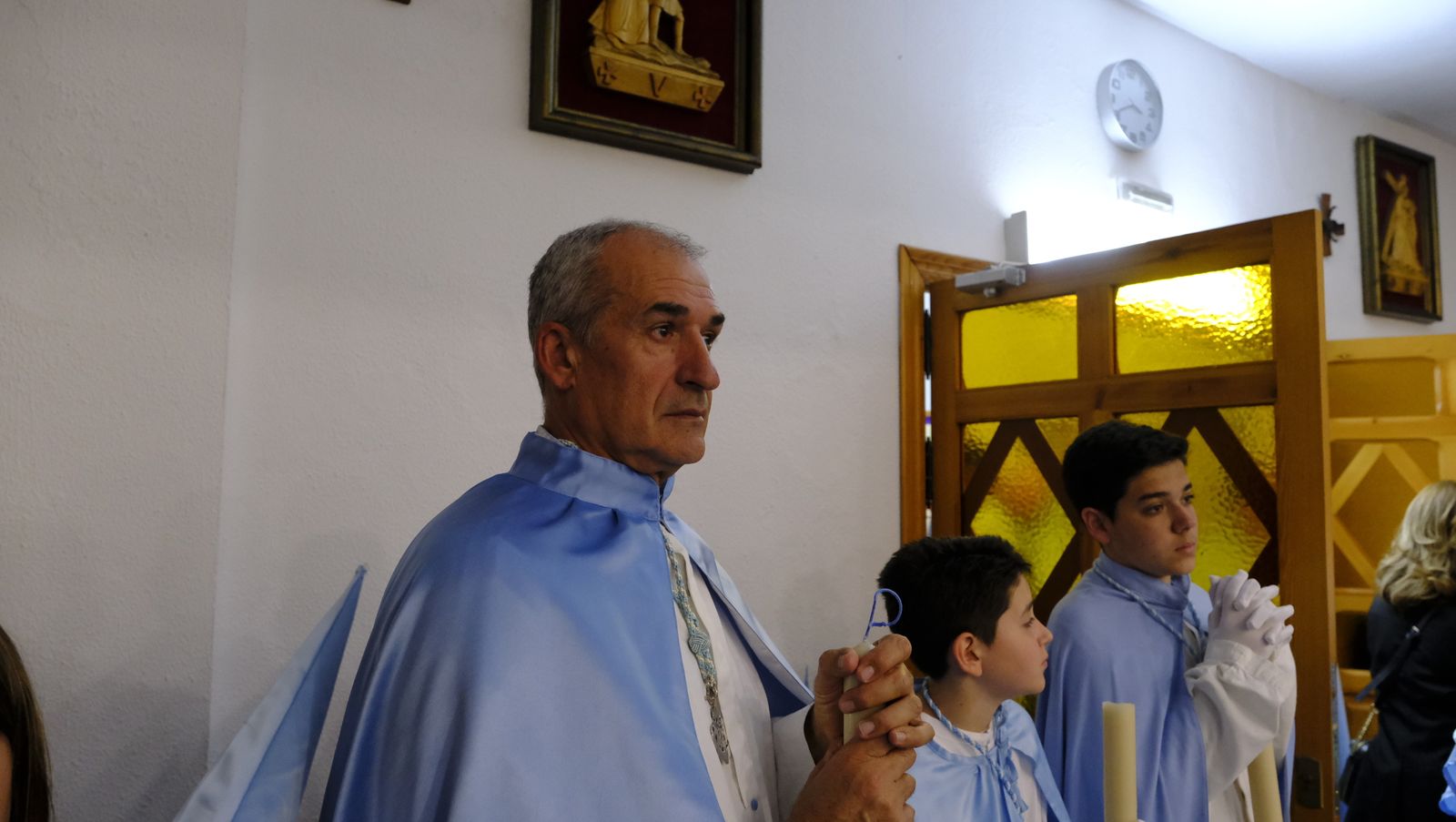 La Procesión de Los Ángeles de sobrepuso a la lluvia, en imágenes