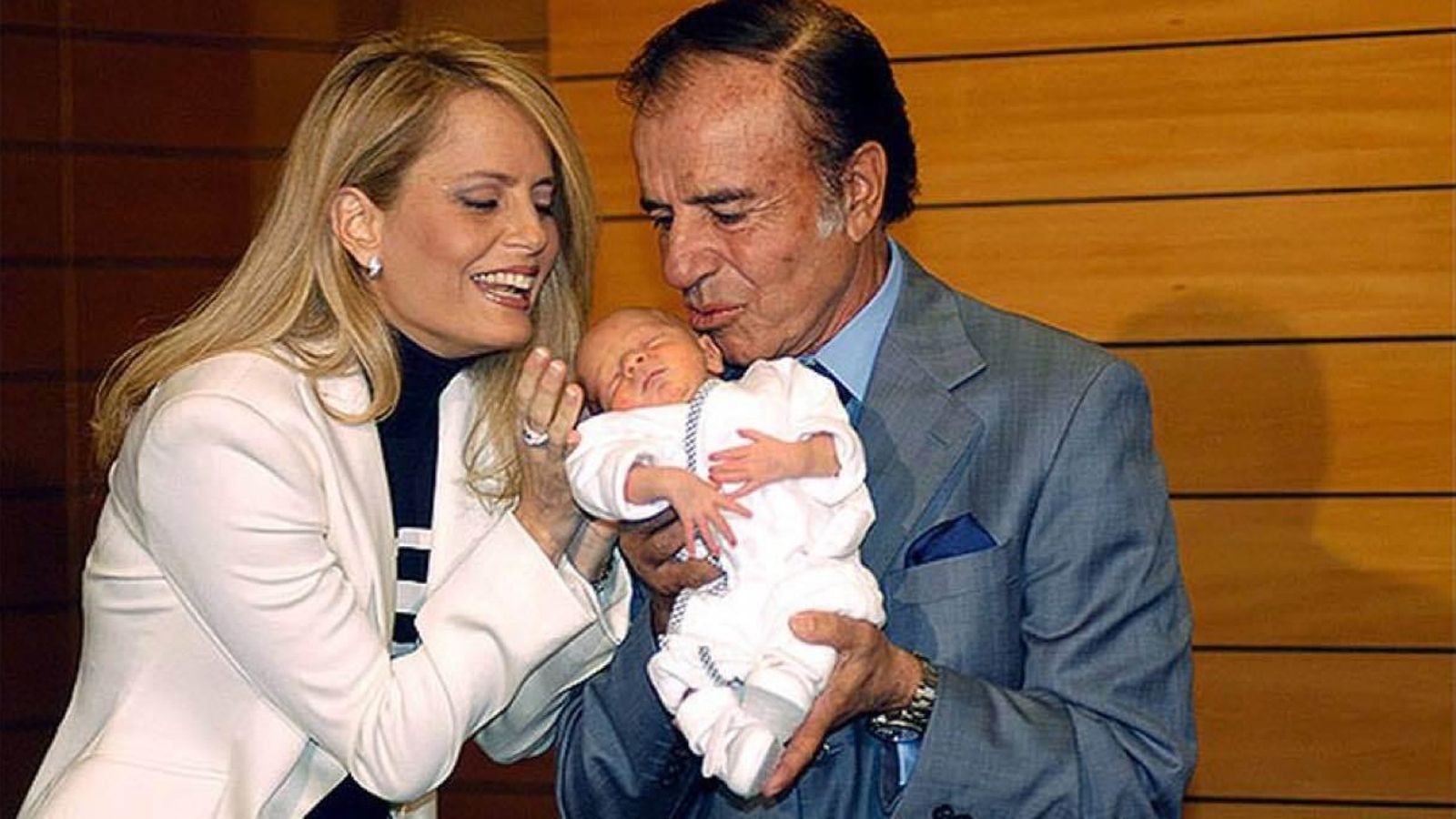 Carlos Menem y su esposa, ex Miss Universo, con su hijo recién nacido, que actualmente ya tiene 18 años.