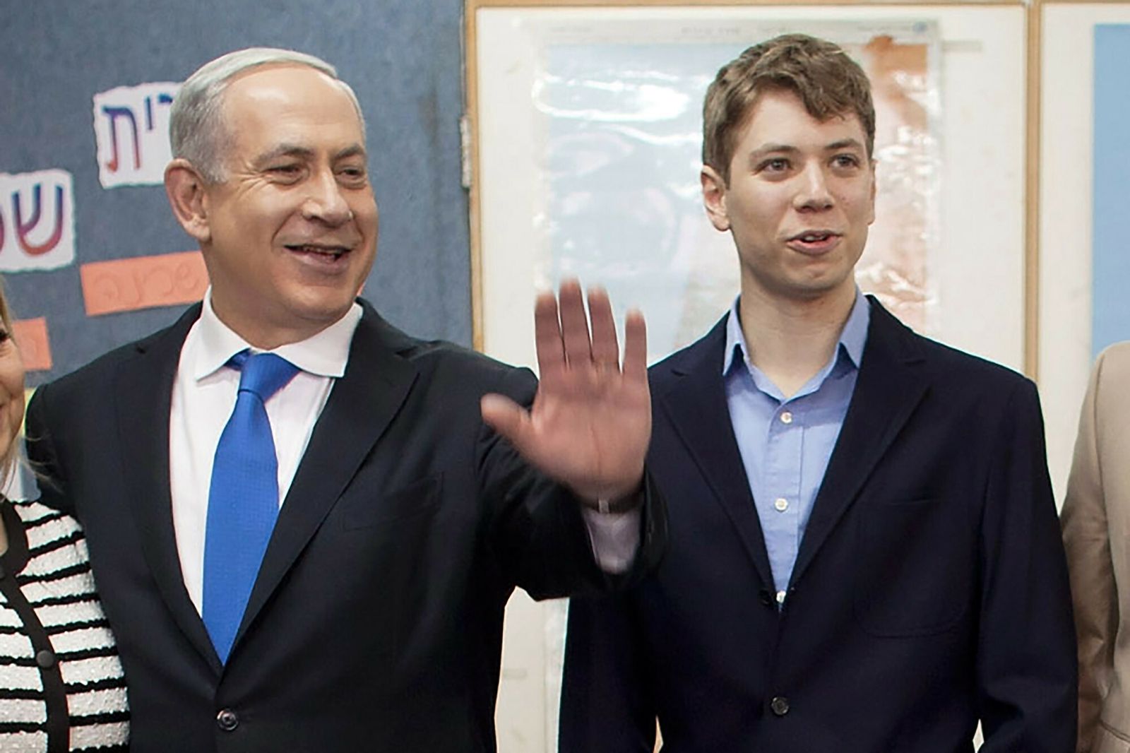 El primer ministro israelí, Benjamin Netanyahu, saluda al lado de su hijo Yair.